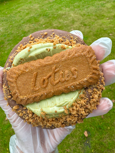 Pistachio Stroopwaffle with Biscoff crumbs
